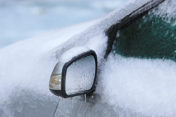 Bilen täckt med is och snö — Stockfoto