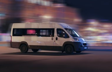 Minibüs gece şehirde üzerinde hareket