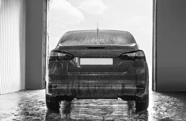 Carro em lavagem de carro — Fotografia de Stock