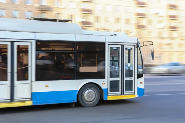 Autobús va por la calle — Foto de Stock