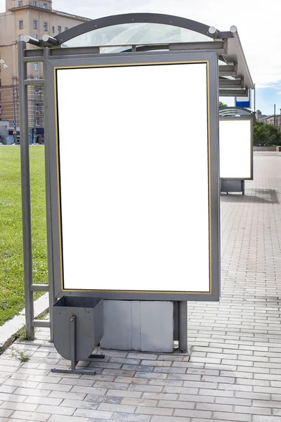 公交车站的广告牌 — 图库照片