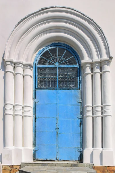 Дверь белая церковь — стоковое фото