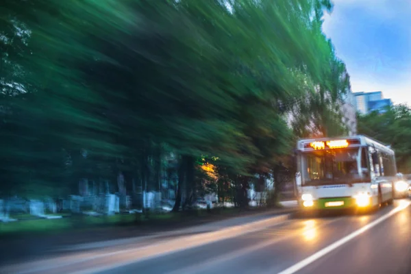 Městský autobus jede ulice — Stock fotografie