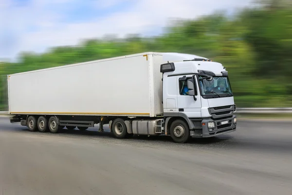 Vit lastbil går på motorvägen — Stockfoto