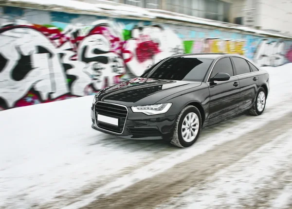 Carro no inverno contra pichações — Fotografia de Stock