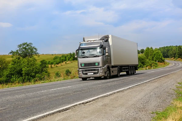 LKW fährt auf Autobahn lizenzfreie Stockfotos