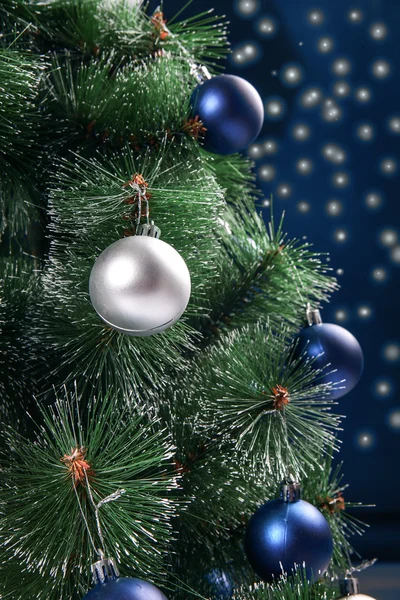 Spar-kerstboom ingericht met bollen — Stockfoto