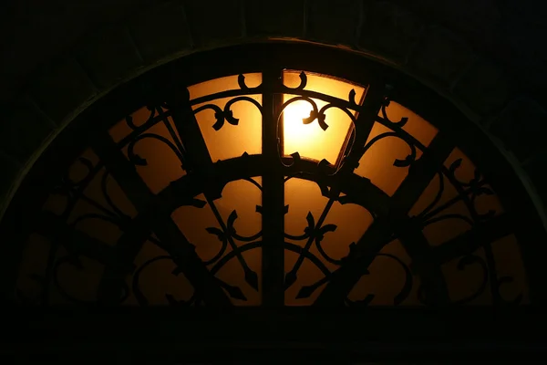 Арочное окно ночью — стоковое фото