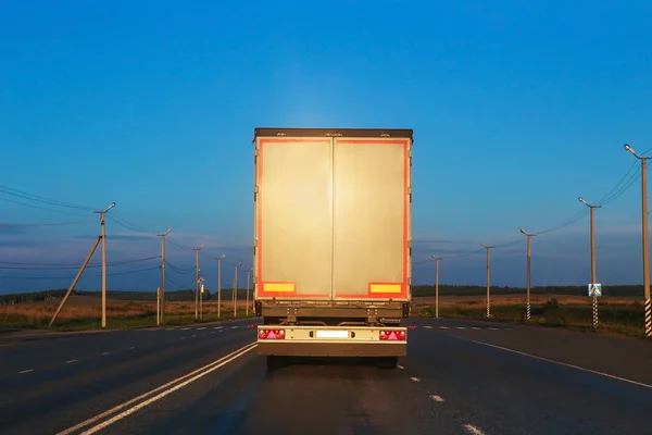 Samochód jedzie na autostradzie — Zdjęcie stockowe