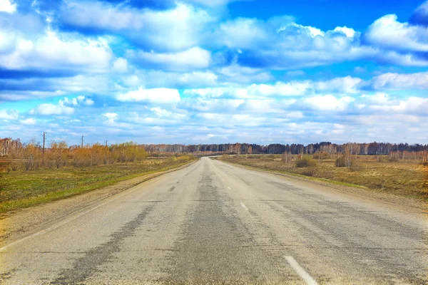 Landschaft mit Straße und Himmel — Stockfoto