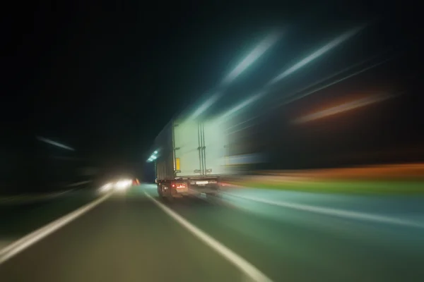 Samochód porusza się na autostradzie w nocy — Zdjęcie stockowe