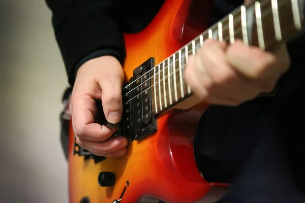 Guitarra e guitarrista — Fotografia de Stock