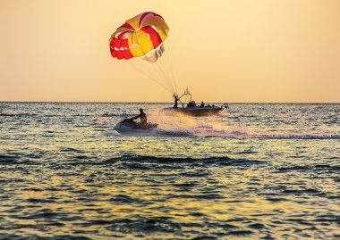 Paraşüt ve su bisiklet ile deniz tekne
