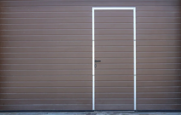 Металеві ворота гаража з дверима — стокове фото