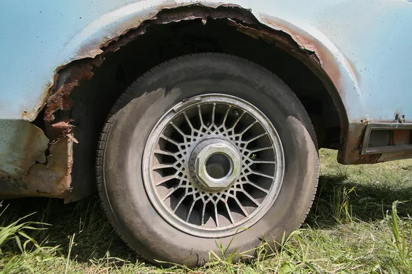 Старый автомобиль с ржавчиной на теле — стоковое фото