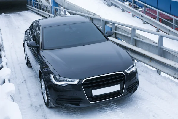 Carro preto de prestígio na neve — Fotografia de Stock