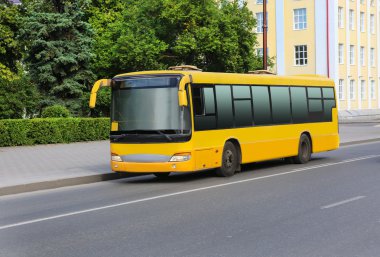 sokak şehir otobüs gidiyor