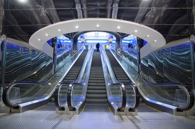 modern binanın yürüyen merdiven