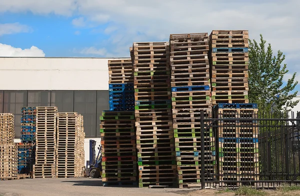 Pallets in stapels — Stockfoto