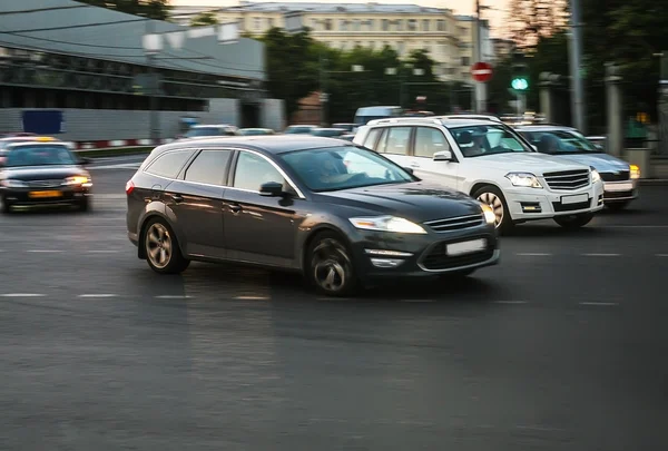 Автомобили движутся на перекрестке — стоковое фото