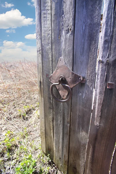 Open deur achter het veld en hemel — Stockfoto