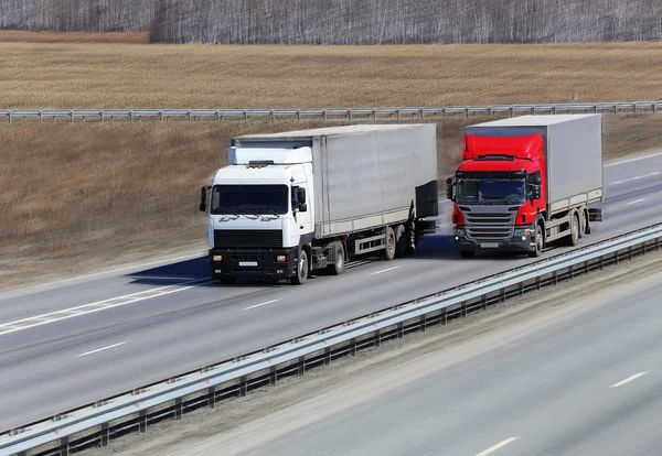 Zwei Lastwagen — Stockfoto