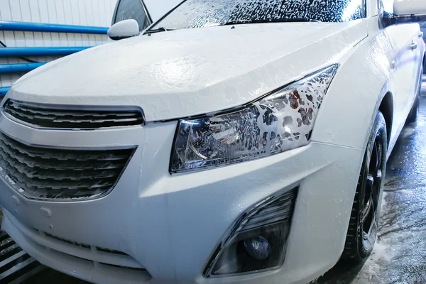 Samochód pokryte pianką w myjni samochodowej — Zdjęcie stockowe