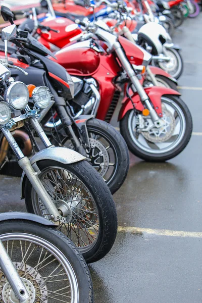 Motorcyklar på parkering — Stockfoto