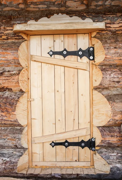 Porte en bois de maison en rondins — Photo