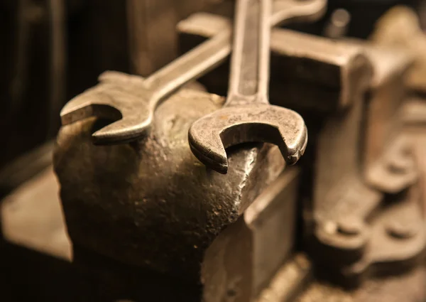 Старый металлический порок и гаечные ключи — стоковое фото