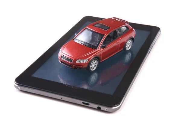 Rode speelgoedauto op Tablet PC — Stockfoto