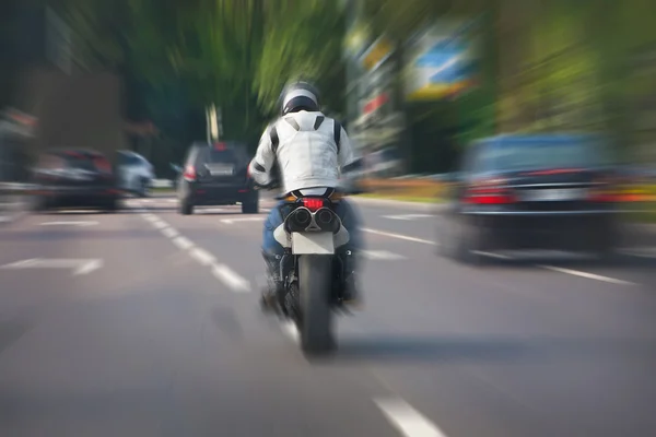 Мотоцикл движется по городской дороге — стоковое фото