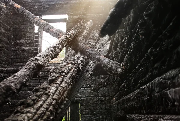 Сгоревший деревянный дом — стоковое фото