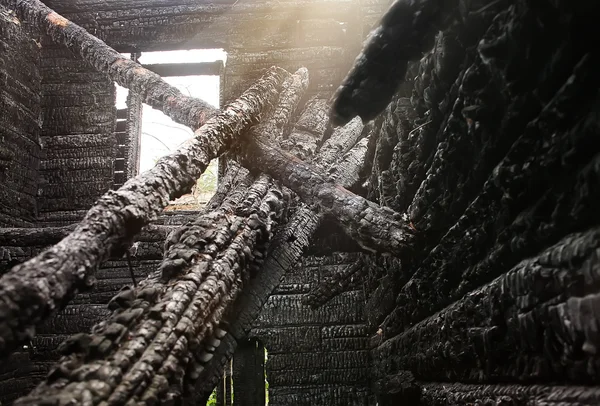 Holzhaus niedergebrannt — Stockfoto