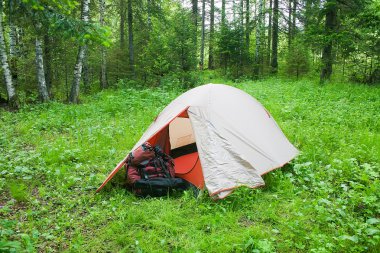 glade ahşap üzerinde turist çadır