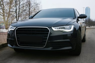 Kış Caddesi üzerinde siyah araba