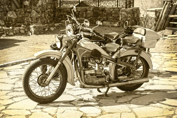 Retro motocyklů ve dvoře soudní — Stock fotografie