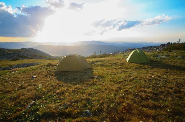 Tenten in de bergen uitzicht op zonsondergang — Stockfoto