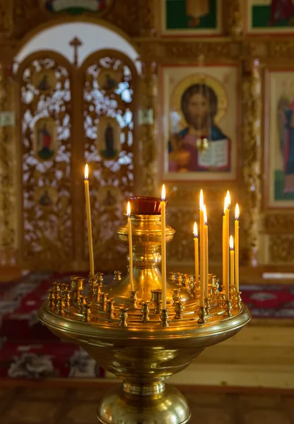 Las velas que encienden el interior de la iglesia — Foto de Stock