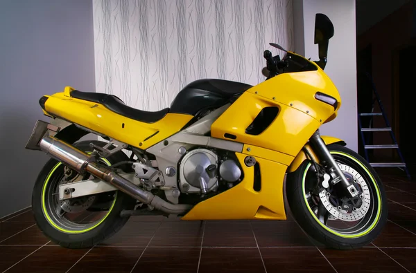 Желтый мотоцикл в гараже — стоковое фото