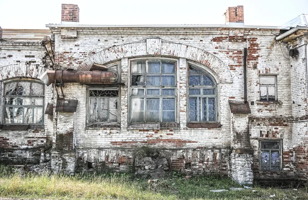 Ceglanych elewacji starych roślin — Zdjęcie stockowe