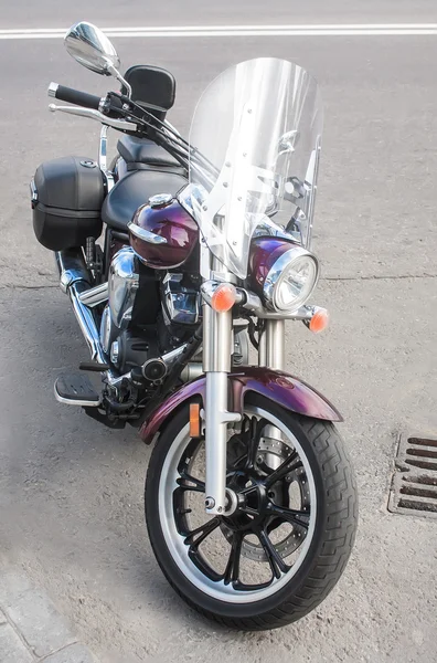 Motocicleta está estacionada en la carretera asfaltada —  Fotos de Stock