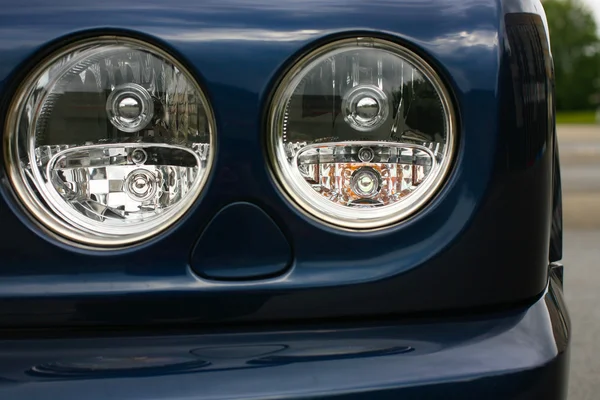 Světlomety luxus modré auto — Stock fotografie
