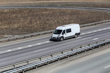 motor van karayolu üzerinde gider