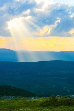 Gök gürültüsü fırtına ve yağmur Dağları