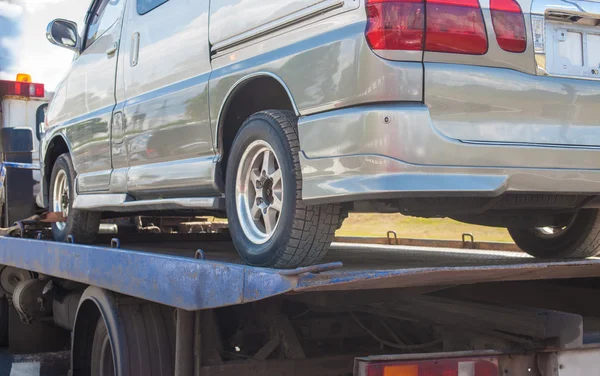 Wrecker transporte des miniveins cassés — Photo