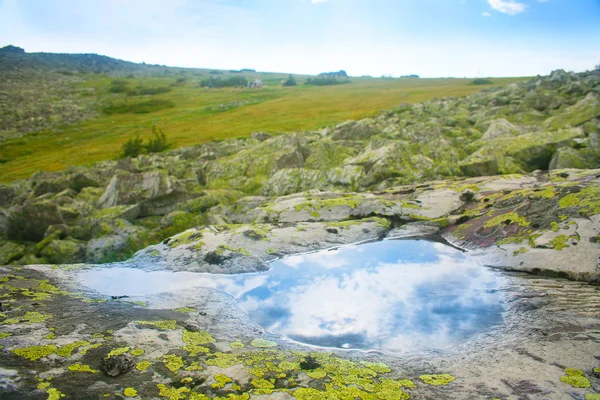 Landschaft mit Pool in Steinvertiefung — Stockfoto