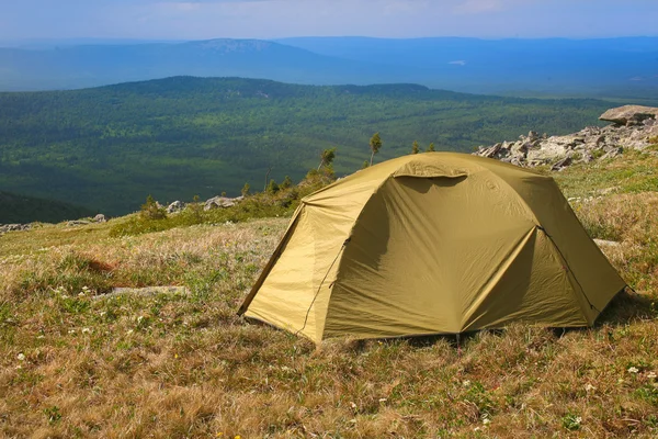 Turist tält på hill i bergen — Stockfoto