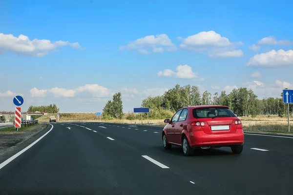 Car gaat op land snelweg — Stockfoto