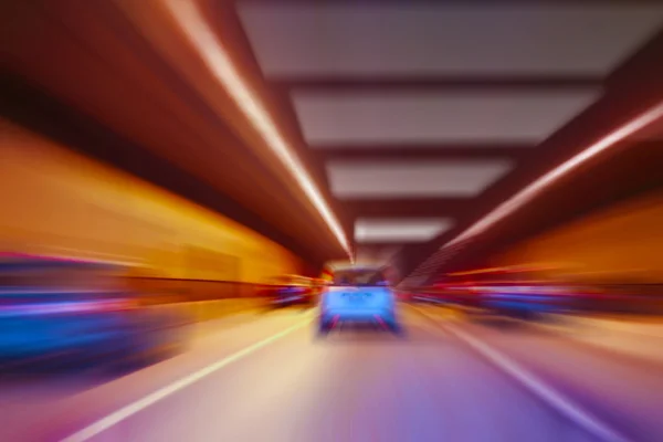 Carros vão em túnel iluminado — Fotografia de Stock